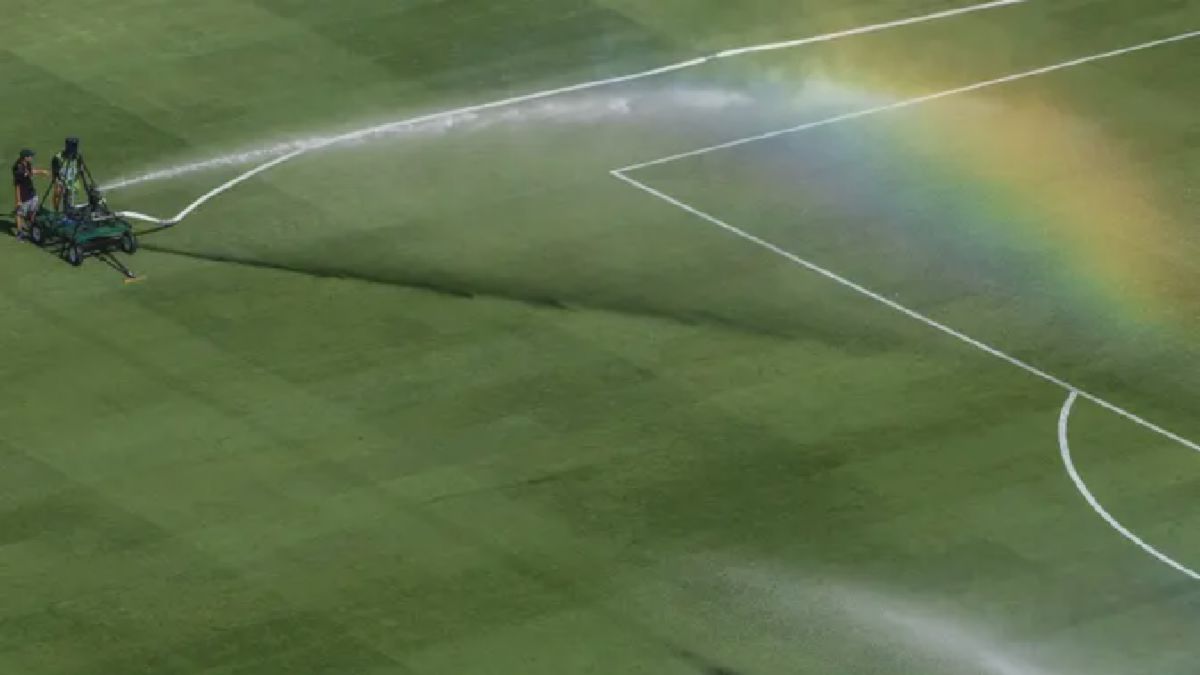 Pelangi Hiasi Lapangan Semifinal Piala Dunia Antarklub PSG vs Real Madrid