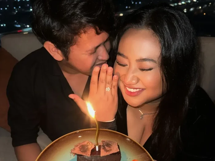 So Sweet! Maria Simorangkir Dilamar Kekasih saat Makan Malam Romantis
