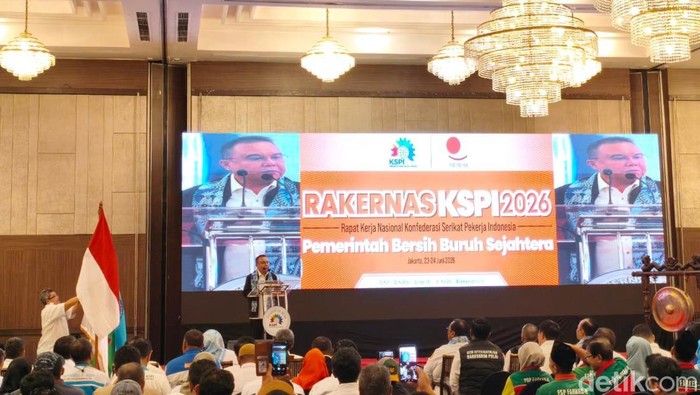 Jakarta - Sebuah panggilan telepon mendadak dilakukan langsung oleh Wakil Ketua DPR RI, Sufmi Dasco Ahmad, kepada Direktur Utama PT Pertamina (Persero), Simon Aloysius Mantiri, di tengah forum resmi organisasi buruh. Langkah cepat ini diambil setelah Dasco menerima laporan yang sangat serius, yaitu ancaman pemutusan hubungan kerja (PHK) massal yang membayangi kurang lebih 55 ribu buruh pabrik di wilayah Bekasi.