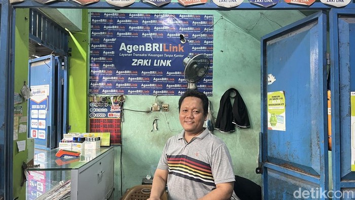 Kabupaten Tangerang - Sembilan tahun lalu, saat banyak orang memilih tidak mengambil kesempatan menjadi agen BRILink, Ahmad Zaki Mufid justru mengambil jalan berbeda. Dengan modal Rp 5 juta dan keyakinan bahwa layanan transaksi perbankan akan semakin dibutuhkan masyarakat, ia bertahan menjadi agen BRILink di Jatiwaringin, Kecamatan Mauk, Kabupaten Tangerang. Keputusannya itu berbuah manis, kini ia menikmati berkah rezeki dari usaha yang dirintisnya sejak 2017.