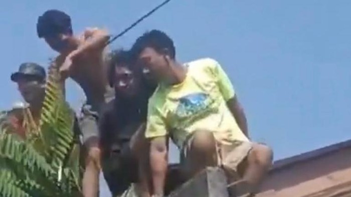 Aksi Warga Kejar Pemerkosa Anak di Cakung Sampai Naik Genteng