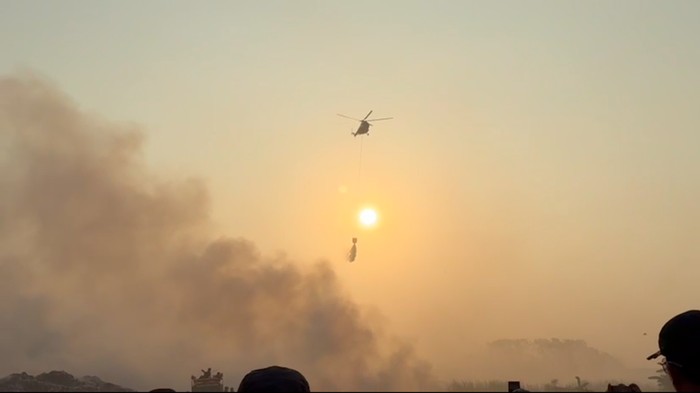 Dua Helikopter Water Bombing Dikerahkan untuk Padamkan Kebakaran TPA Jatiwaringin