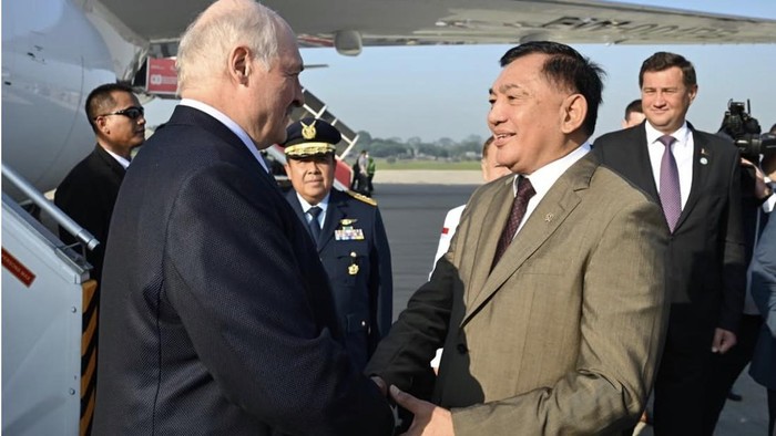 Presiden Belarus Tiba di Jakarta, Disambut Menteri Pertahanan, Bertemu Prabowo di Istana Besok