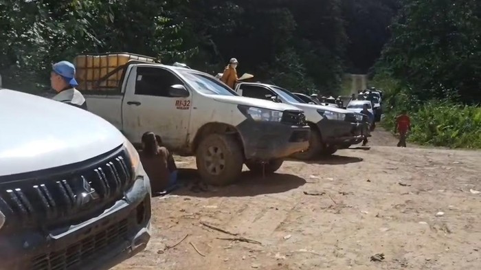 Sopir Malaysia Murka Jalan Rusak di Kaltara, Rombongan Gereja Terjebak Berjam-jam