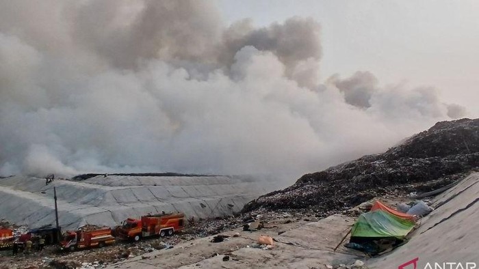 Ngerinya Kebakaran TPA Jatiwaringin hingga Sehari Semalam