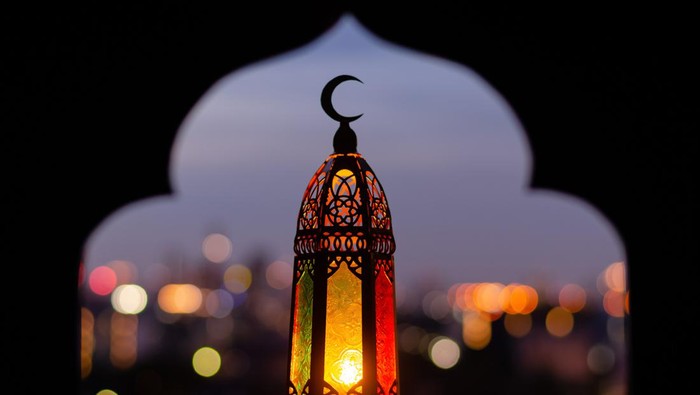 Menjelang pergantian tahun baru Islam, umat Muslim di berbagai penjuru dunia mulai mempersiapkan diri menyambut bulan Muharam dengan berbagai amalan ibadah. Salah satu yang paling dinantikan adalah datangnya hari Tasu'a dan Asyura. Berdasarkan penelusuran redaksi Beritaseputar.com dari berbagai sumber dan kalender hijriah resmi, terdapat keistimewaan besar yang menyelimuti tanggal 9 dan 10 di bulan pertama kalender Islam ini.