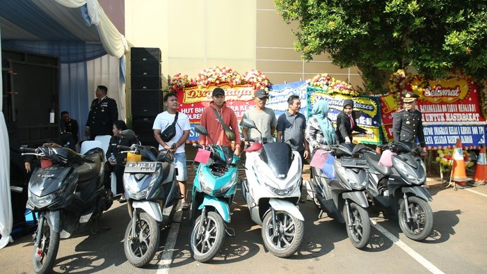 Polres Jaksel Serahkan Motor Hasil Curian ke Pemilik di Momen Hari Bhayangkara ke-80