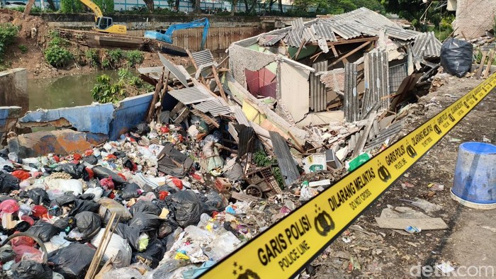 Ambruknya Rumah Pinggir Kali di Benhil Jakpus gegara Abrasi
