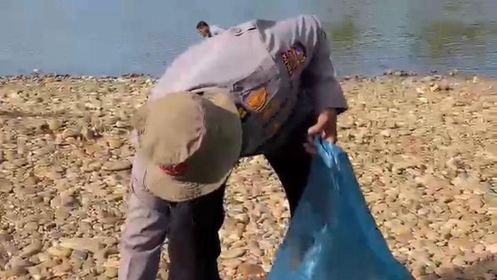 Menyambut Hari Bhayangkara, Personel Polda Riau Bersih-Bersih Sungai Subayang dalam Gerakan ASRI ala Presiden Prabowo