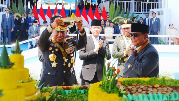 Momen Kapolri Diberi Tumpeng oleh Presiden Prabowo di Hari Bhayangkara Ke-80