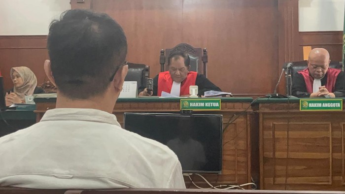 Surabaya - Samuel Ardi Kristanto akhirnya harus menerima ganjaran atas tindakan kejinya terhadap seorang lansia. Pengadilan Negeri (PN) Surabaya secara resmi menjatuhkan vonis 3 tahun 10 bulan penjara kepada terdakwa dalam kasus dugaan pengusiran paksa dan perusakan rumah milik Elina Widjajanti.