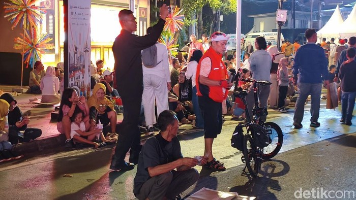 Penjual Tikar Semen Kreatif dari Ragunan Ikut Meriahkan Puncak HUT Jakarta di Bundaran HI