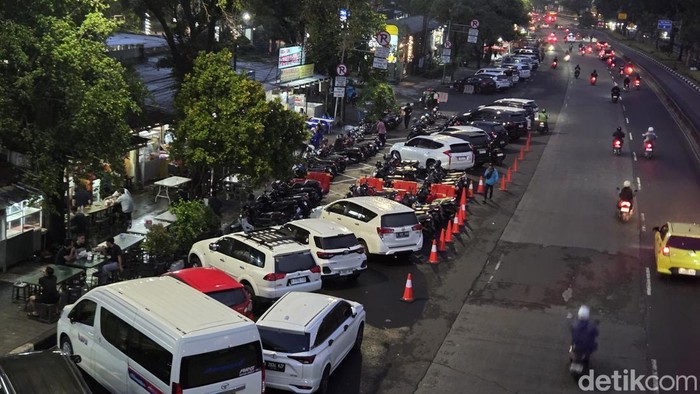 Parkir on the Street Diterapkan di Cawang, Masih Makan 2 Lajur Jalan