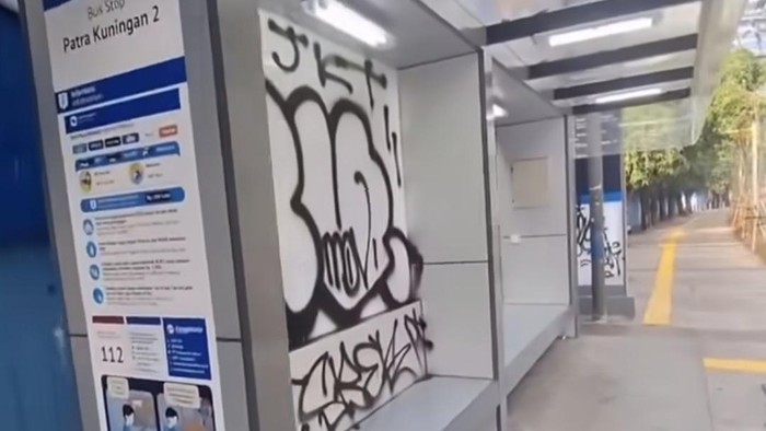 Aksi Corat-coret Pilok Rusak Estetika Halte TransJakarta Patra Kuningan 2 yang Baru Direvitalisasi