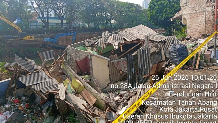 Rumah di Benhil Jakpus Ambruk Akibat Longsor Tepi Kali