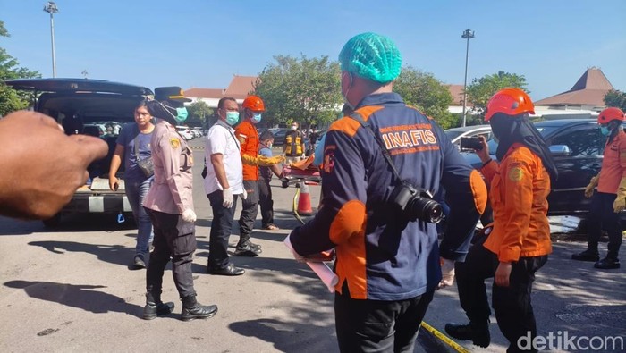 Pria Bermasker Terekam CCTV saat Turun dari Mobil Dinas Berisi Mayat ASN Bangkalan di Bandara Juanda