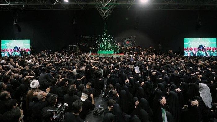 Teriakan 'Matilah Amerika' Bergema di Pemakaman Khamenei