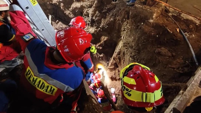 Bocah Terjebak 4 Jam di Lubang Sedalam 3,7 Meter di Jaksel Meninggal Setelah Evakuasi