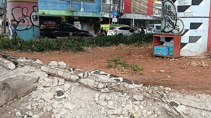 Aksi 'Rayap Besi' Curi Pagar Taman Kolong Flyover Kampung Melayu Terekam dan Viral