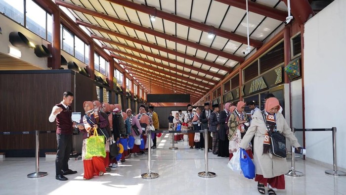 Jakarta  – Proses transisi operasional layanan keberangkatan jemaah umrah rombongan ke Terminal Khusus Haji dan Umrah 2F di Bandara Internasional Soekarno-Hatta terus menunjukkan kemajuan positif. Setelah tahap pertama resmi bergulir pada 1 Juli 2026 dan berlangsung tanpa hambatan berarti, manajemen bandara bersama para pemangku kepentingan memutuskan untuk memajukan pelaksanaan tahap ketiga dari yang semula dijadwalkan 15 Juli 2026 menjadi lebih awal, yaitu pada 10 Juli 2026.