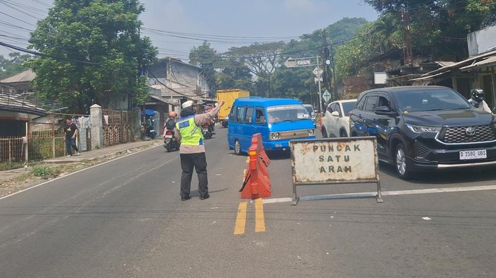 Polisi Terapkan One Way Arah Jakarta Siang Ini, Mobil Menuju Puncak Disetop