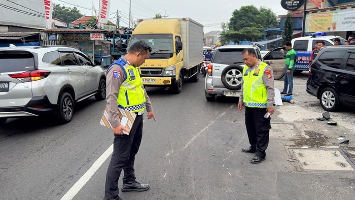 Mobil Oleng Lalu Lawan Arus Tabrak Pemotor di Depok hingga Tewas