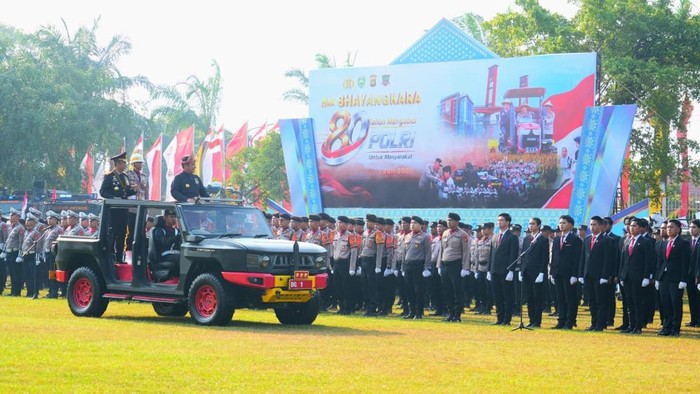 Palembang, Beritaseputar.com – Kepolisian Daerah Sumatera Selatan menggelar upacara Peringatan Hari Bhayangkara ke-80 dengan khidmat di lapangan Mapolda Sumsel, Palembang. Upacara tersebut dipimpin langsung oleh Gubernur Sumatera Selatan selaku Inspektur Upacara, didampingi Kapolda Sumsel Irjen Pol. Sandi Nugroho. Momentum ini tidak hanya menjadi ajang seremonial, namun juga penegasan komitmen institusi Bhayangkara dalam mendukung setiap program strategis nasional yang dicanangkan pemerintah.