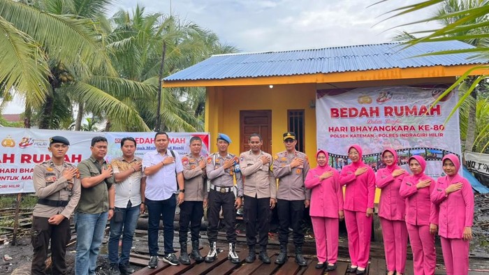 Hari Bhayangkara ke-80, Polres Inhil Bedah Rumah dan Buat Sumur Bor untuk Warga