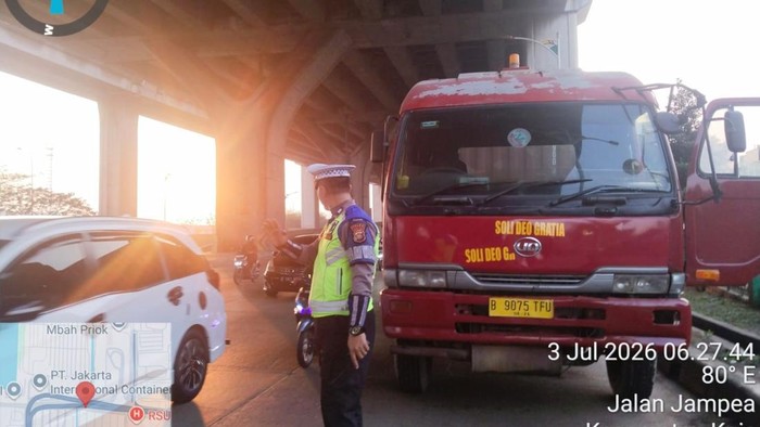 Truk Trailer Mogok di Jalan Cilincing Akibat Gangguan Mesin, Arus Lalu Lintas Tersendat