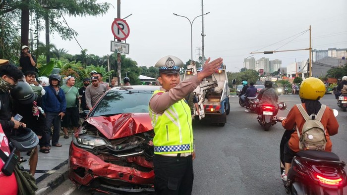 Jazz Lawan Arah Tabrak Pikap dan Motor di Ciputat, Pemotor Terjepit