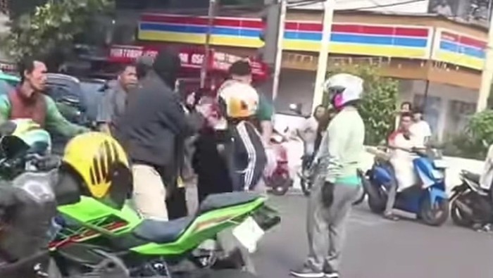 Kasus Pemukulan di Lampu Merah Tebet Dipicu Senggolan Motor, Korban Bawa Istri dan Anak