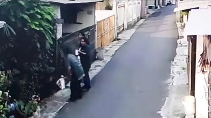 Pengamen Bakar Pagar Rumah Warga di Bekasi, Santun Main Gitar Sambil Lihat Api Berkobar