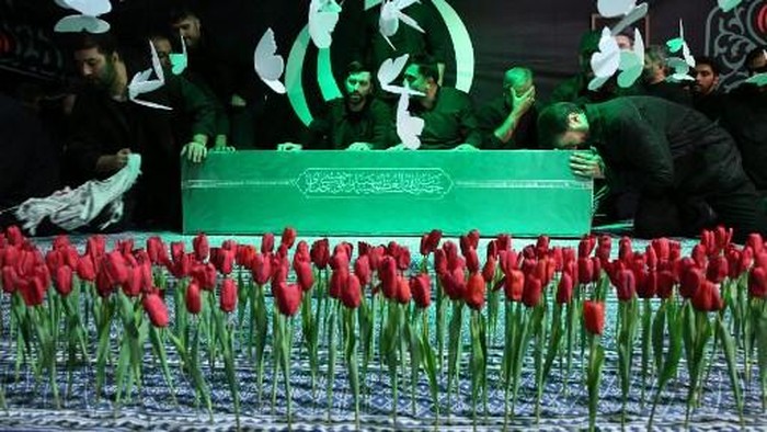 Momen Peti Jenazah Ayatollah Khamenei Ditampilkan, Pelayat Menangis