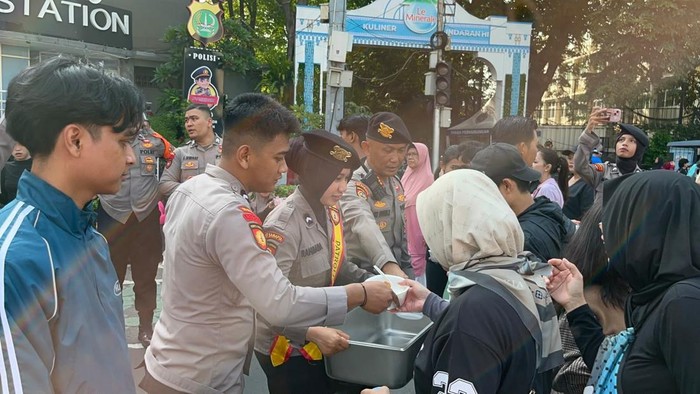 Hari Bhayangkara ke-80, Polda Metro Bagi-Bagi Makanan di Bundaran HI