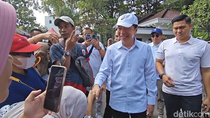 Momen Hangat di Hari Lahir Jokowi, Warga Serbu Rumah di Solo dan Tukang Becak Bawa Pulang Bingkisan Sembako