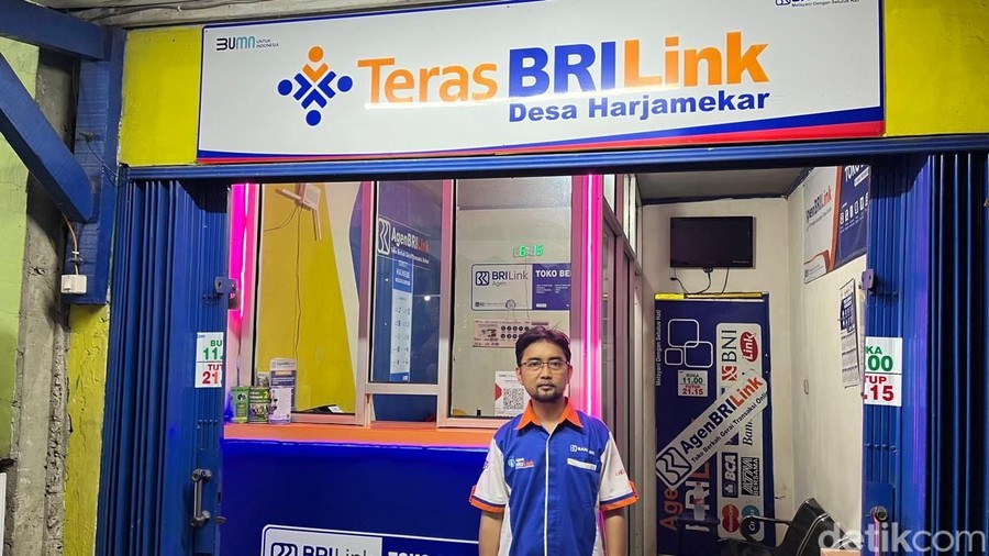 Kabupaten Bekasi – Malam mulai merayap ketika tim media kami tiba di konter BRILink milik Nono Sutisno di kawasan Cika
