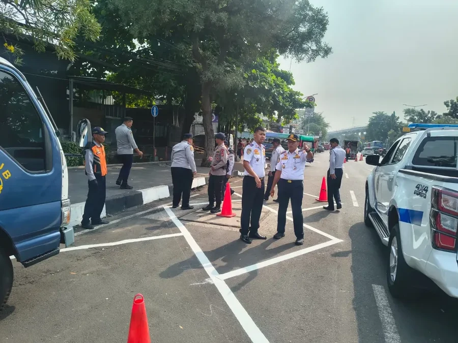 Ruwet Macet di Cawang Teratasi Parkir on The Street?