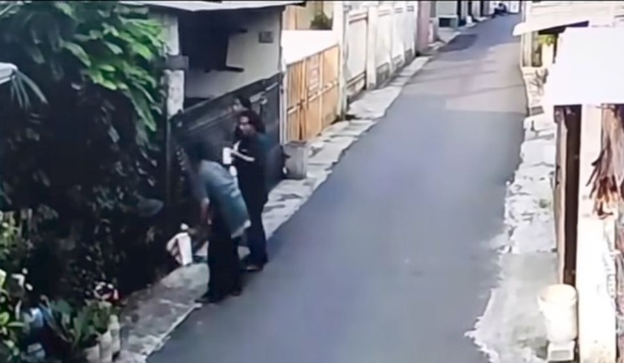 Viral 3 Pengamen Bakar Pagar Rumah Warga di Bekasi, 1 Pelaku Ditangkap