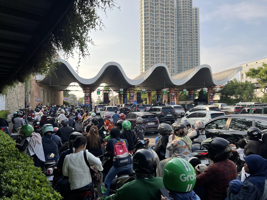 Ribuan Kendaraan Antre di Pintu Masuk Ancol Imbas Tiket Gratis HUT Jakarta