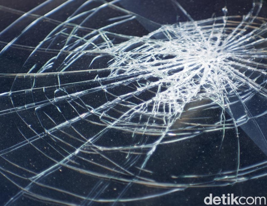 Minibus Tabrak Trotoar dan Tembok Polsek Ciawi Bogor, Lalu Terguling