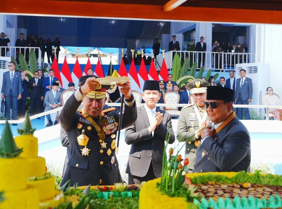 Momen Kapolri Diberi Tumpeng oleh Prabowo di Hari Bhayangkara Ke-80