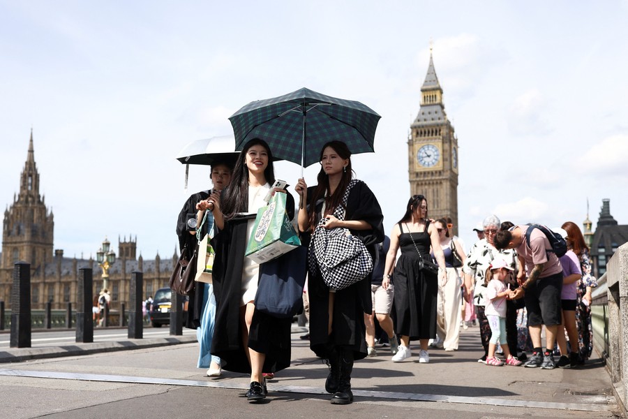 London Dihantam Cuaca Panas, Warga Beraktivitas di Tengah Terik Matahari