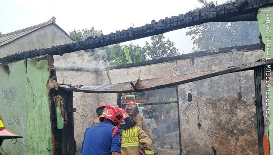 Kebakaran di Bogor: Ruko Pakan Ternak Ludes Akibat Kompor Ditinggal Menyala