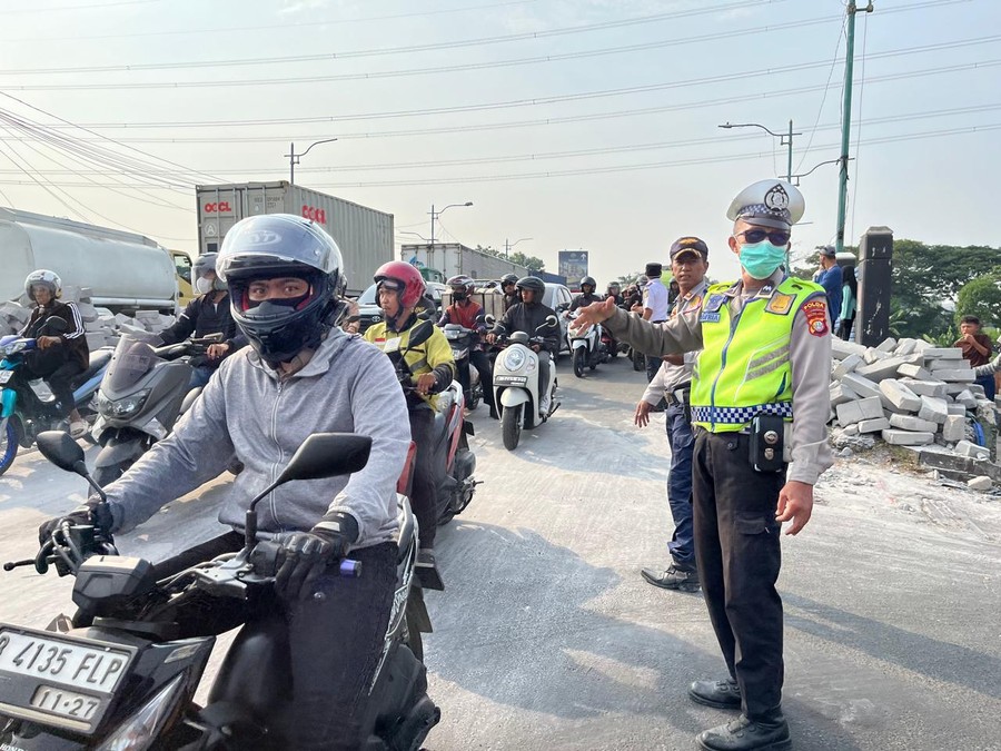 Evakuasi Truk Terguling di BKT Cakung Selesai, Lalu Lintas Kembali Normal