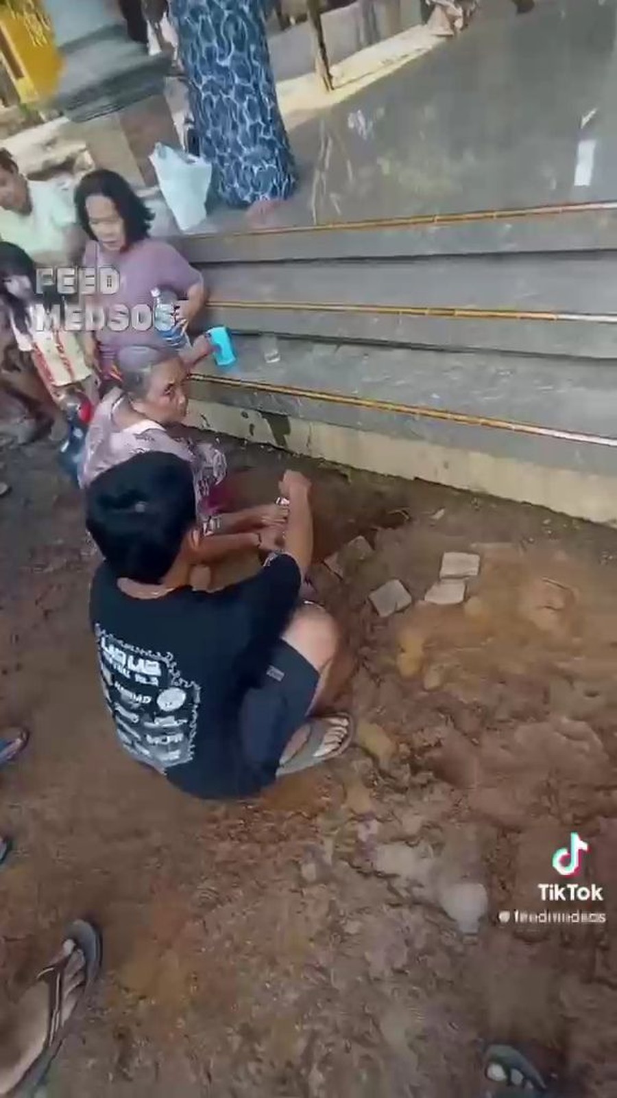 Viral Warga Berebut Air Berkah dari Fondasi Rumah, Ternyata Pipa Bocor