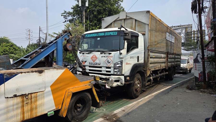 Kecelakaan Maut di Bekasi: Truk Diduga Rem Blong Seruduk Motor dan Mobil, Korban Jiwa Berjatuhan
