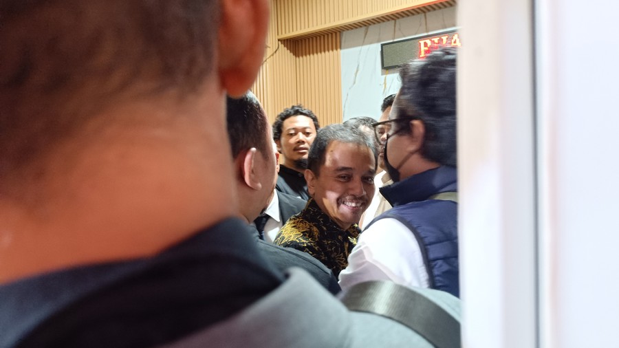 Roy Suryo dan dr Tifa Resmi Diserahkan ke Kejaksaan, Ini Momen Keberangkatan Mereka