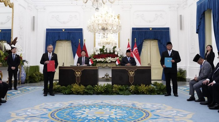 Jakarta, Beritaseputar.com - Pemerintah melalui Kementerian Lingkungan Hidup/Badan Pengendalian Lingkungan Hidup (KLH/BPLH) mempertegas perannya dalam diplomasi iklim global lewat dua kesepakatan strategis dengan Singapura. Dalam pertemuan bilateral Leaders’ Retreat antara Presiden Prabowo Subianto dan Perdana Menteri Lawrence Wong di Istana Merdeka, perlindungan lingkungan resmi menjadi pilar utama kemitraan kedua negara, menandai babak baru kolaborasi ekonomi hijau di kawasan Asia Tenggara.