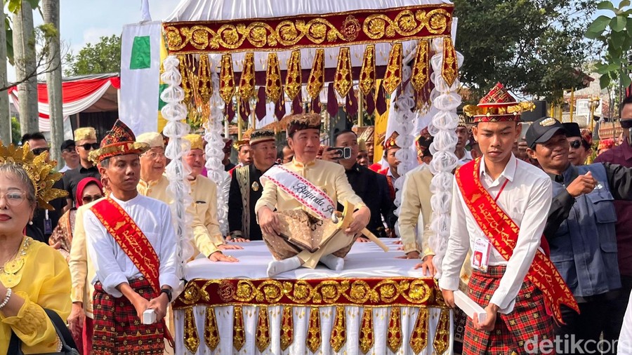 Jokowi Dapat Gelar Adat Baginda Pemuka Bangsa Saat Safari di Lampung