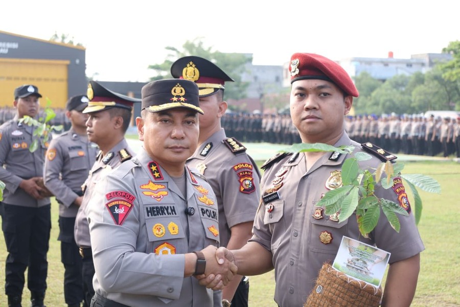 Upacara Kenaikan Pangkat 1.126 Personel, Kapolda Riau Beri Kejutan Bibit Pohon
